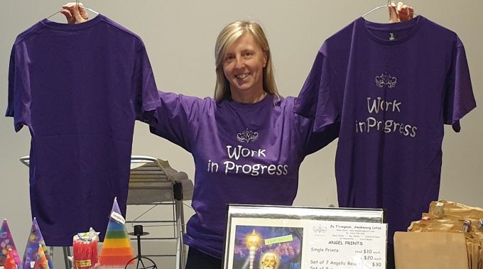 Jo Holding T-Shirts
